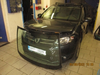 Čelní sklo Dacia Sandero