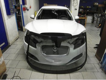 Čelní sklo Jaguar XF