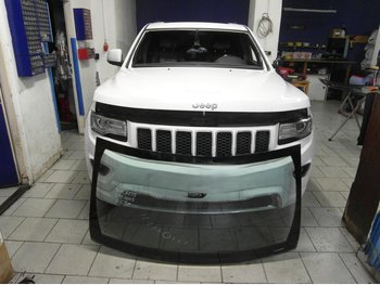 Čelní sklo Jeep Cherokee