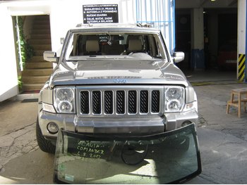 Čelní sklo Jeep Commander