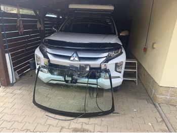 Čelní sklo Mitsubishi L200