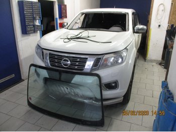 Čelní sklo Nissan Navara