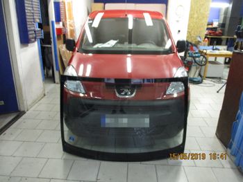 Čelní sklo Peugeot Partner