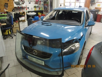 Čelní sklo Volvo v40